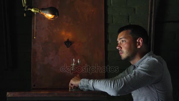 Homme Seul Attend Dans Pub Sombre Boit Bière — Video