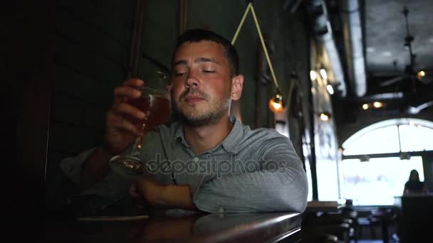 Homme Seul Attend Dans Pub Sombre Boit Bière — Video
