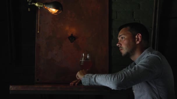 Eenzame Man Wachten Een Donkere Pub Plaats Bier Drinken — Stockvideo