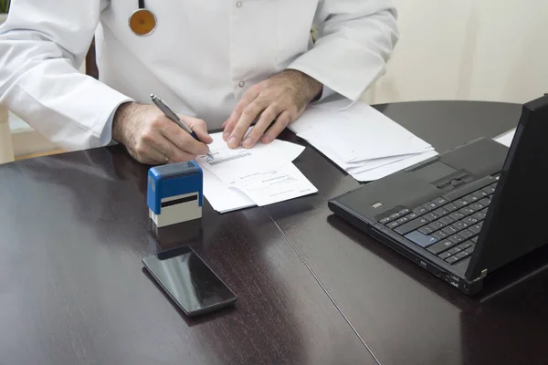 Médico Sienta Una Mesa Firma Receta Emitida Médico Con Una — Foto de Stock