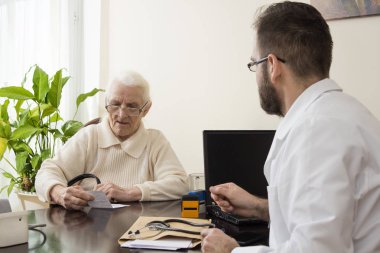 yaşlılık hastalıkları uzmanı doktor ofisinde bir hastayla.