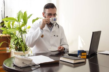 Bir fincan kahve içme bir mola sırasında doktor. 
