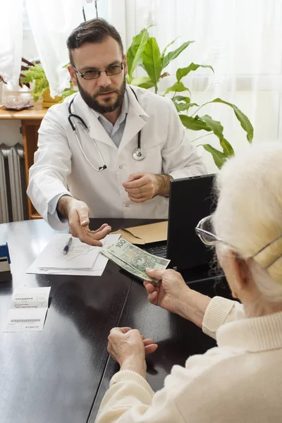 Un médico muestra un dedo escrito en la historia clínica del paciente . — Foto de Stock