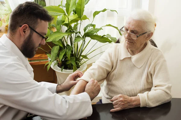 Ein Arzt zeigt eine Fingerschrift in der Krankengeschichte des Patienten. — Stockfoto