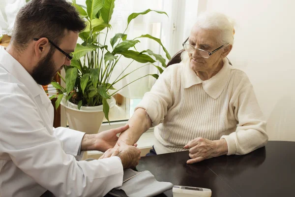 Visita domiciliar médica com sua avó . — Fotografia de Stock