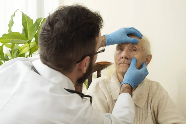 El médico geriatra durante la prueba . — Foto de Stock