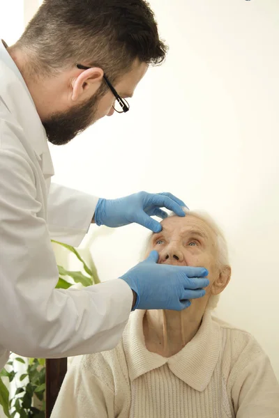 O médico geriatra durante o teste . — Fotografia de Stock