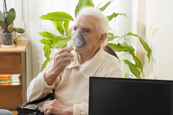 Un ataque de asma. Inhalación del tracto respiratorio superior . — Foto de Stock