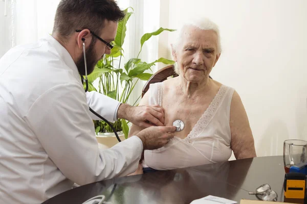 Exame médico com estetoscópio. Médico geriatra examinando pulmões . — Fotografia de Stock