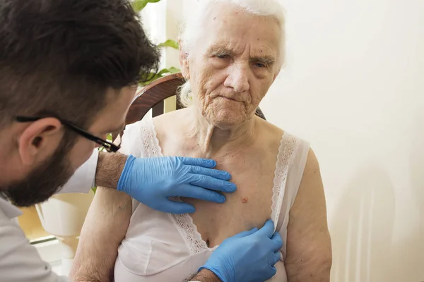 Le médecin gériatre pendant le test . — Photo