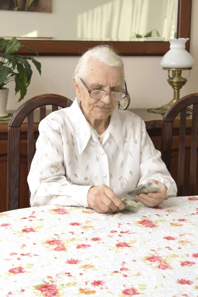 Pensiones. La anciana cuenta el dinero . — Foto de Stock