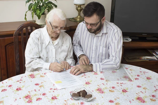 Crédito para la persona mayor . — Foto de Stock