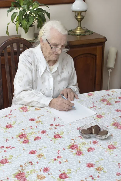 A velha escreve testamento manuscrito . — Fotografia de Stock