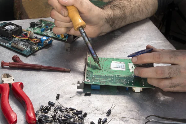 Un empleado en un servicio eléctrico mientras trabaja . — Foto de Stock