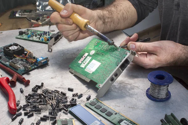 Reparación de hardware informático. Reparación de módem. Sustitución del condensador . — Foto de Stock