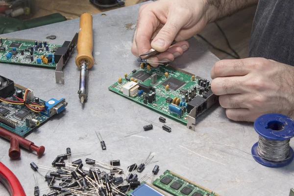 Reparación de hardware informático. Reparación de módem. Sustitución del condensador . — Foto de Stock
