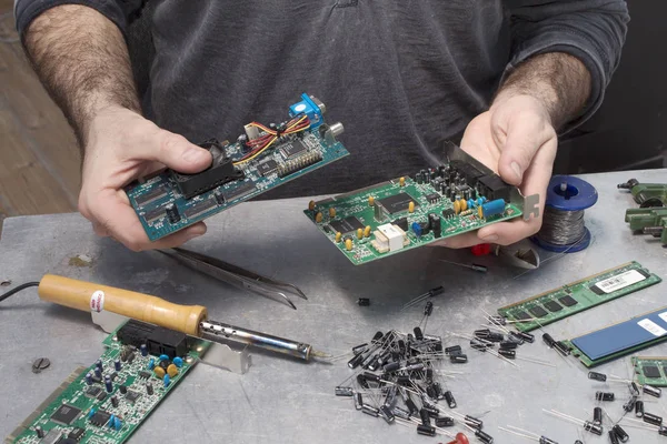 Un empleado en un servicio eléctrico mientras trabaja . — Foto de Stock