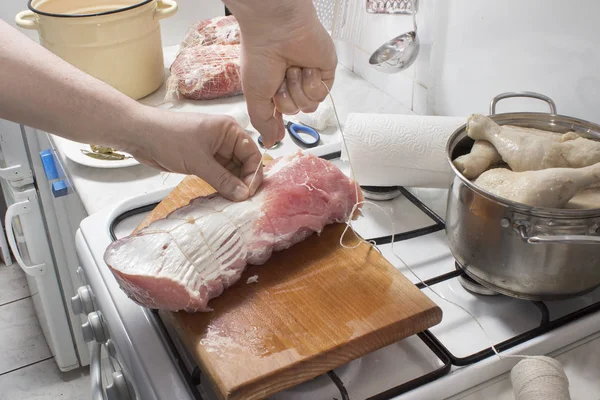 Мясо из свиной шеи и бекона. Упаковка мяса в сосисочную сетку. Мясо приготовлено для курения — стоковое фото