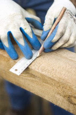 Kalemin ahşap bir kenardan uzaklığı ile bir inşaat işçisi el Puan.