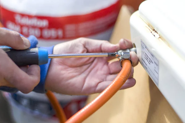 Gaz jeneratörü gaz tüpünden gaz ocağına esnek bir hortum bağlıyor..
