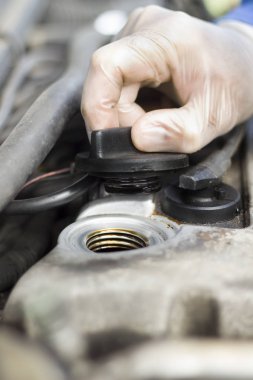  Araba tamircisi elinde sökün petrol dolgu kap.