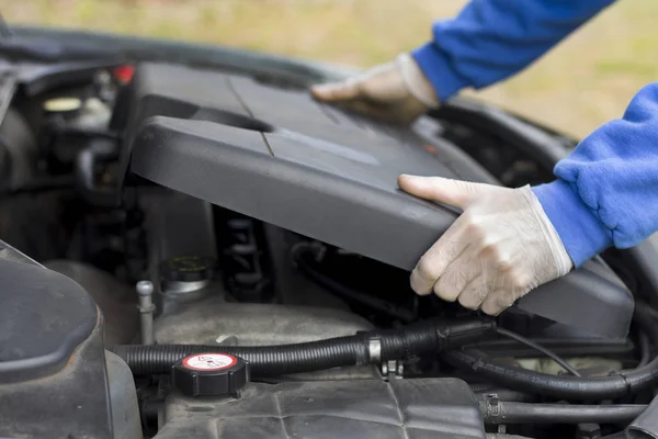 Mekanik atölye plastik motor kapağı otomobilin hood kaldırır..