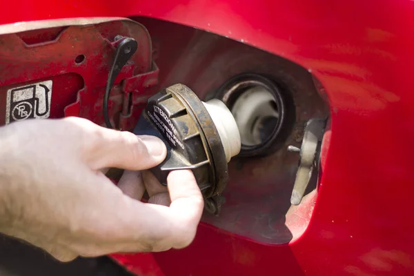 Eine Männliche Hand Öffnet Die Tankfüllung Auto — Stockfoto