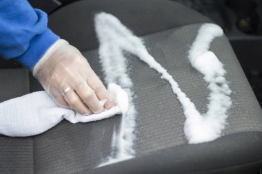 Eldiven elinde araba koltuğu ile köpük koltuk döşeme korur
