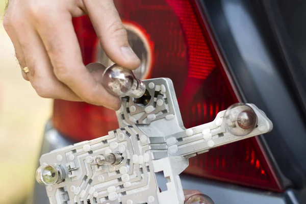 Die Hand Des Mechanikers Steckt Die Glühbirne Die Rahmenrückleuchte Des — Stockfoto