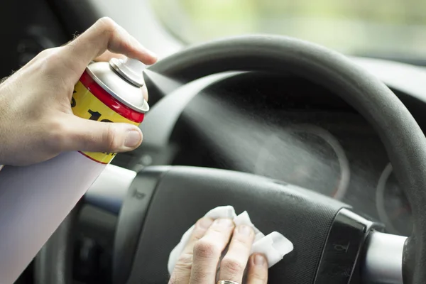 Mannens Hand Gäller Rinse Spray Cockpiten Bilen — Stockfoto