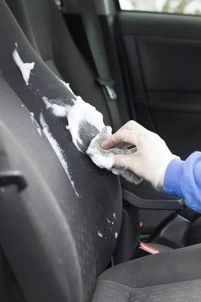 手袋で手を保護する泡と車の座席のシート張り — ストック写真