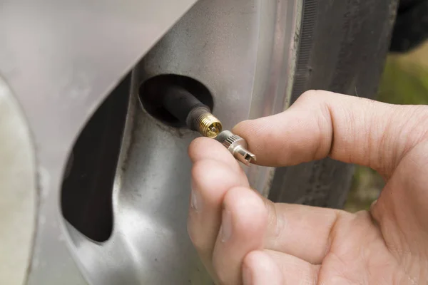 Die Hand Des Mechanikers Schraubt Die Ventilvorrichtung Lenkrad Des Autos — Stockfoto