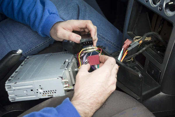 Electricista Del Coche Conecta Radio Con Coche — Foto de Stock