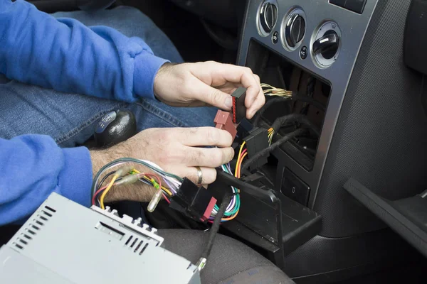 Eletricista Carro Conecta Rádio Carro — Fotografia de Stock