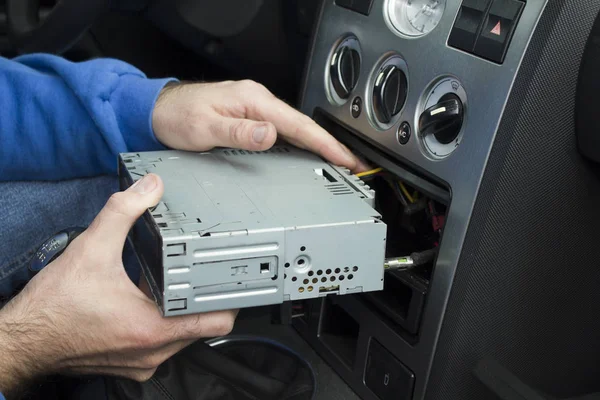Mechanic Puts Car Radio Car Radio Pocket Connecting Radio — Stock Photo, Image