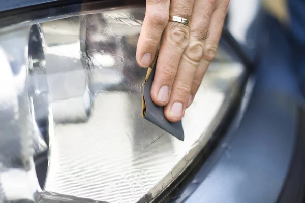 Bilmekanikers Hand Polermedel Med Sandpapper Och Vatten Frostat Glas Reflektor — Stockfoto