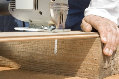 Marangoz zemin paneli ile bir fretsaw haçlar..