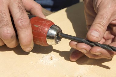 Carpenter'ın elinde bir matkap matkap Başkanı iliştirin..