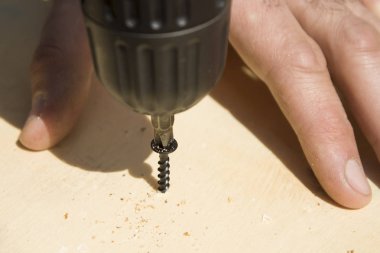 Çalışanın Osb tahtasına tornavida vida.
