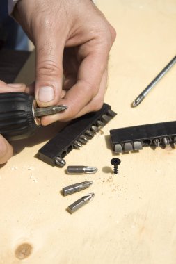 Carpenter'ın elinde tornavida ucu ucuna değiştirme