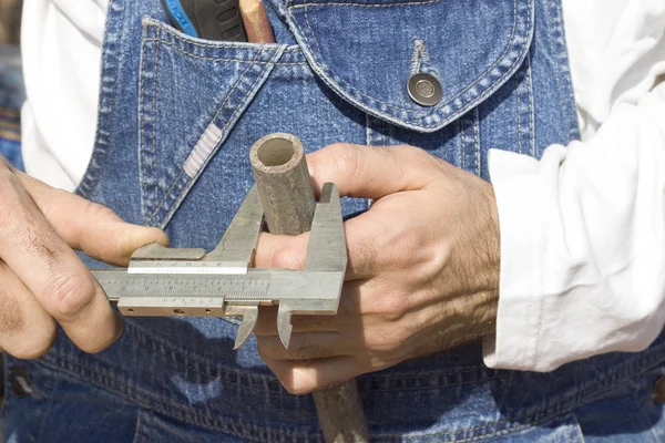 Fontanero Mide Diámetro Del Tubo Metal — Foto de Stock