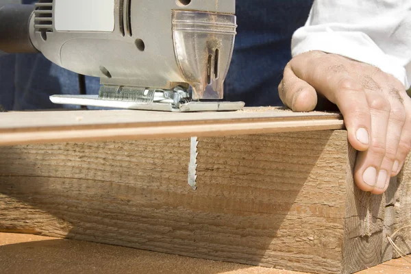 Marangoz zemin paneli ile bir fretsaw haçlar..