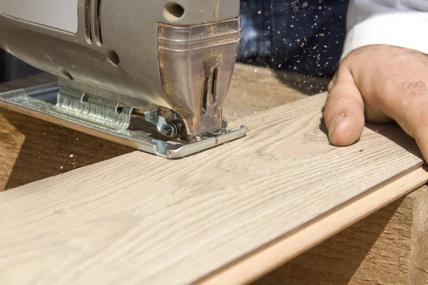 Carpinteiro Trabalhador Usa Uma Serra Para Cortar Uma Tábua Carpinteiro — Fotografia de Stock