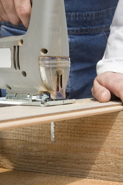 Marangoz zemin paneli ile bir fretsaw haçlar..