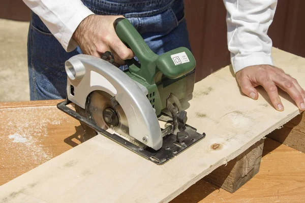 Carpenter Cuts Board Manual Electric Saw — Stock Photo, Image