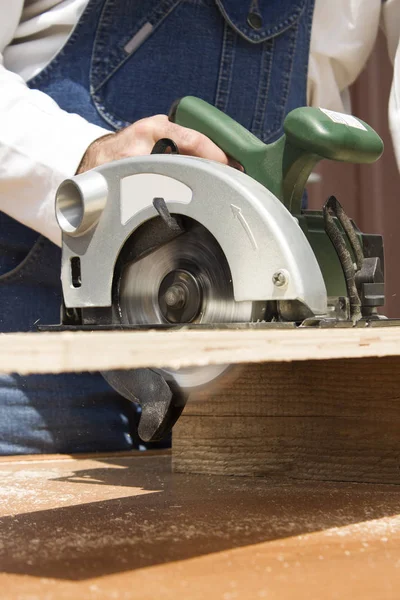 Carpenter Taglia Tavola Usando Una Sega Elettrica Laboratorio Falegnameria Falegname — Foto Stock