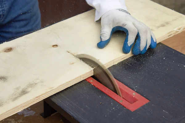 Las Manos Los Trabajadores Con Guantes Protectores Sostienen Tabla Cortan — Foto de Stock