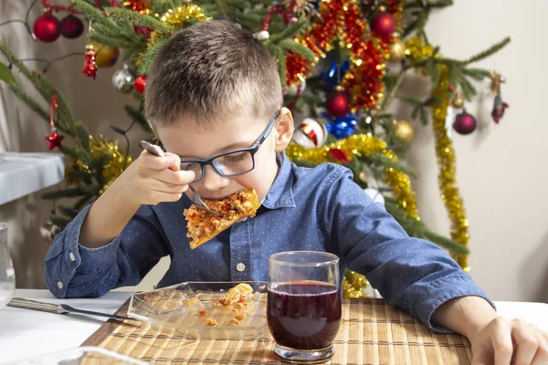 Niño Sonriente Navidad Sienta Una Mesa Come Plato Festivo — Foto de Stock