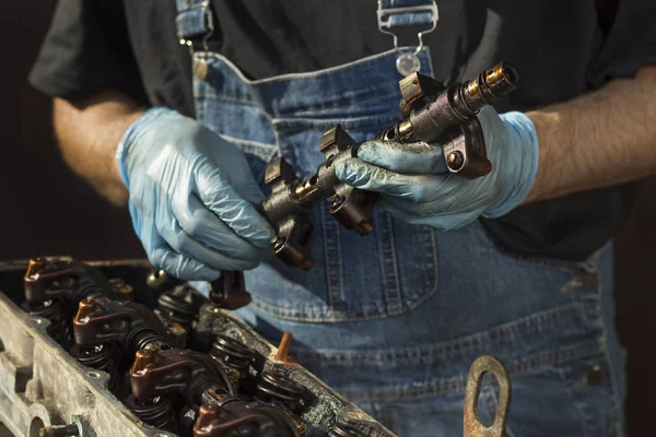 Ruce Automechanika Rukavicích Jedno Použití Drží Motorový Prvek Hlavní Oprava — Stock fotografie