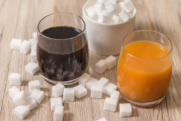 Cubos Açúcar Estão Espalhados Balcão Cozinha Cola Copo Suco Outro — Fotografia de Stock